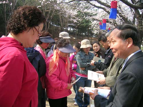 밀려드는 손님들로 분위기가 오르고 